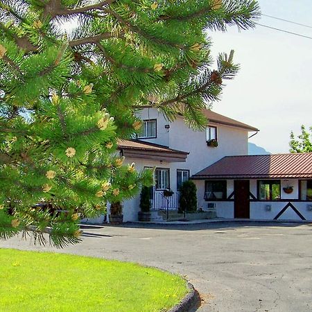 Bavarian Orchard Motel Крестон Экстерьер фото